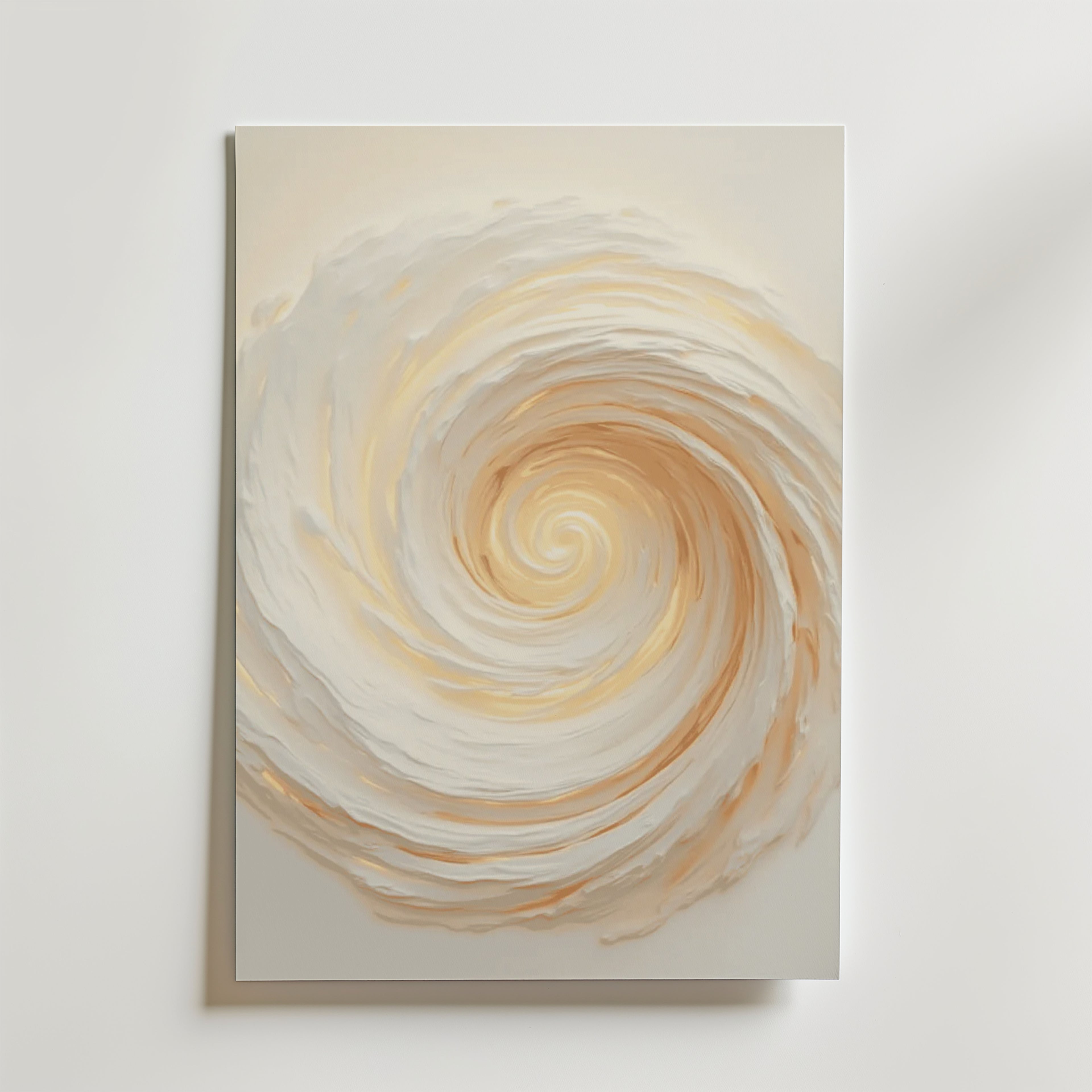 Abstract Spiral Poster från Bozetto har en virvlande spiral i kräm, beige och ljusguld på en vit bakgrund, tryckt på premiumpapper med en lyxig matt finish som ger raffinerad elegans till alla rum.