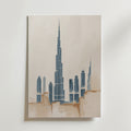 Bozetto Dubai City Poster visar en minimalistisk skyline med moderna skyskrapor i blått och beige på en strukturerad matt yta med geometriska, abstrakta designelement för en lugn och modern look.