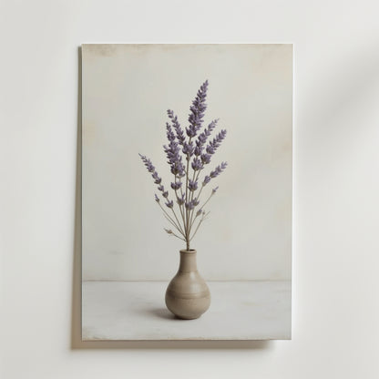 Bozetto Poster Ceramic Vase Dried Lavender föreställer en liten beige vas med kvistar av torkad lavendel mot en ljus bakgrund.