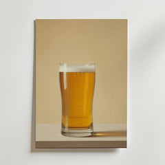 Bozetto Beer Pint Drink Poster föreställer ett pintglas med gyllene öl med ett skummande huvud på en vit yta och beige bakgrund, tryckt på premiumpapper med en lyxig matt finish.