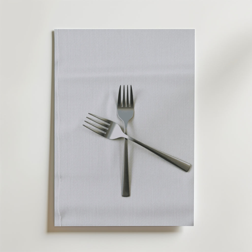 Två metallgafflar korsade i en X-form vilar på en vit tygservett ovanpå en vit yta - en elegant komposition som visas på Bozetto Classic Forks Poster.