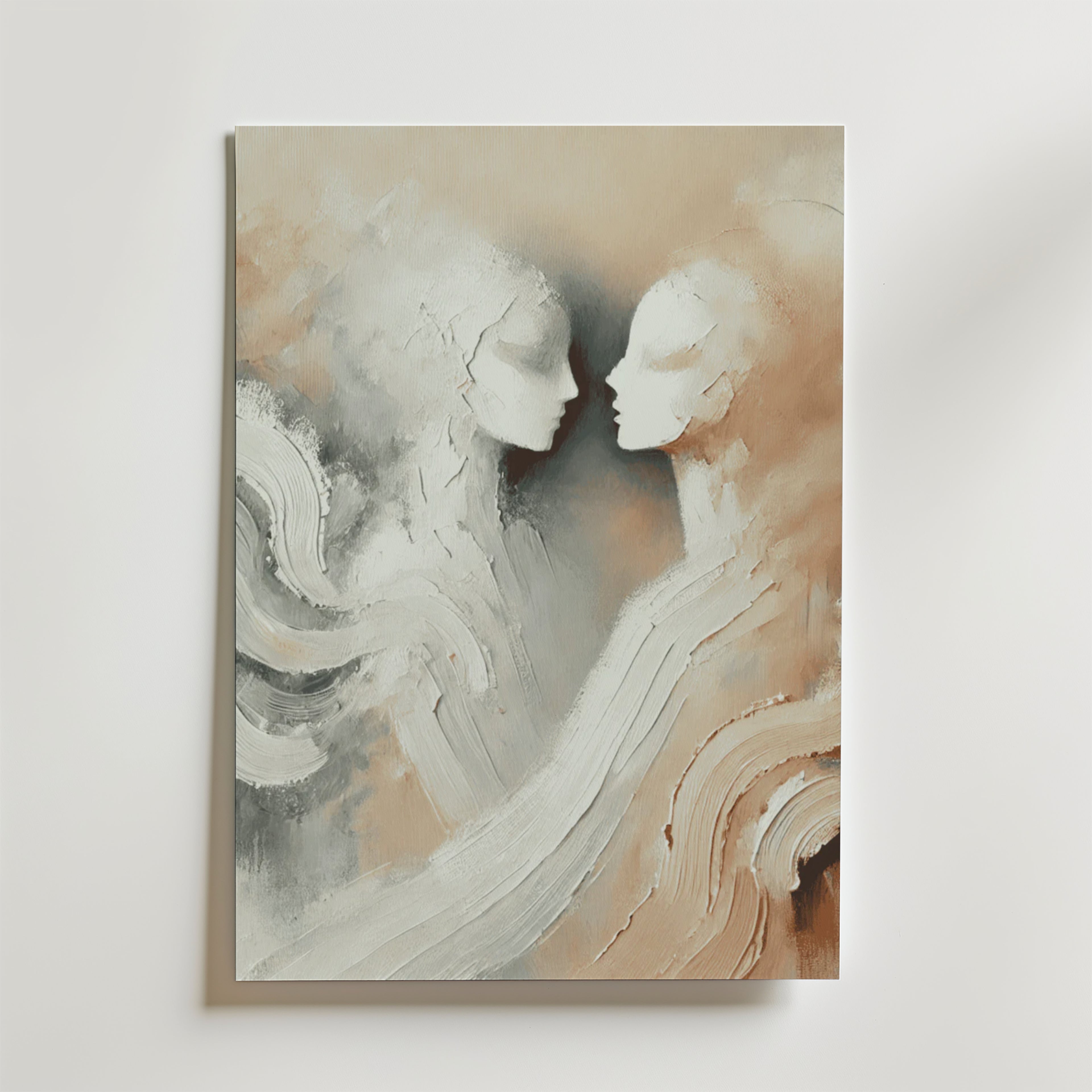 Bozetto Two Souls Poster har en abstrakt målning av två ansiktslösa figurer i neutrala toner, mjukt blandade på en ljus bakgrund. Affischen är tryckt på premiumpapper och ger en eterisk touch till alla rum.