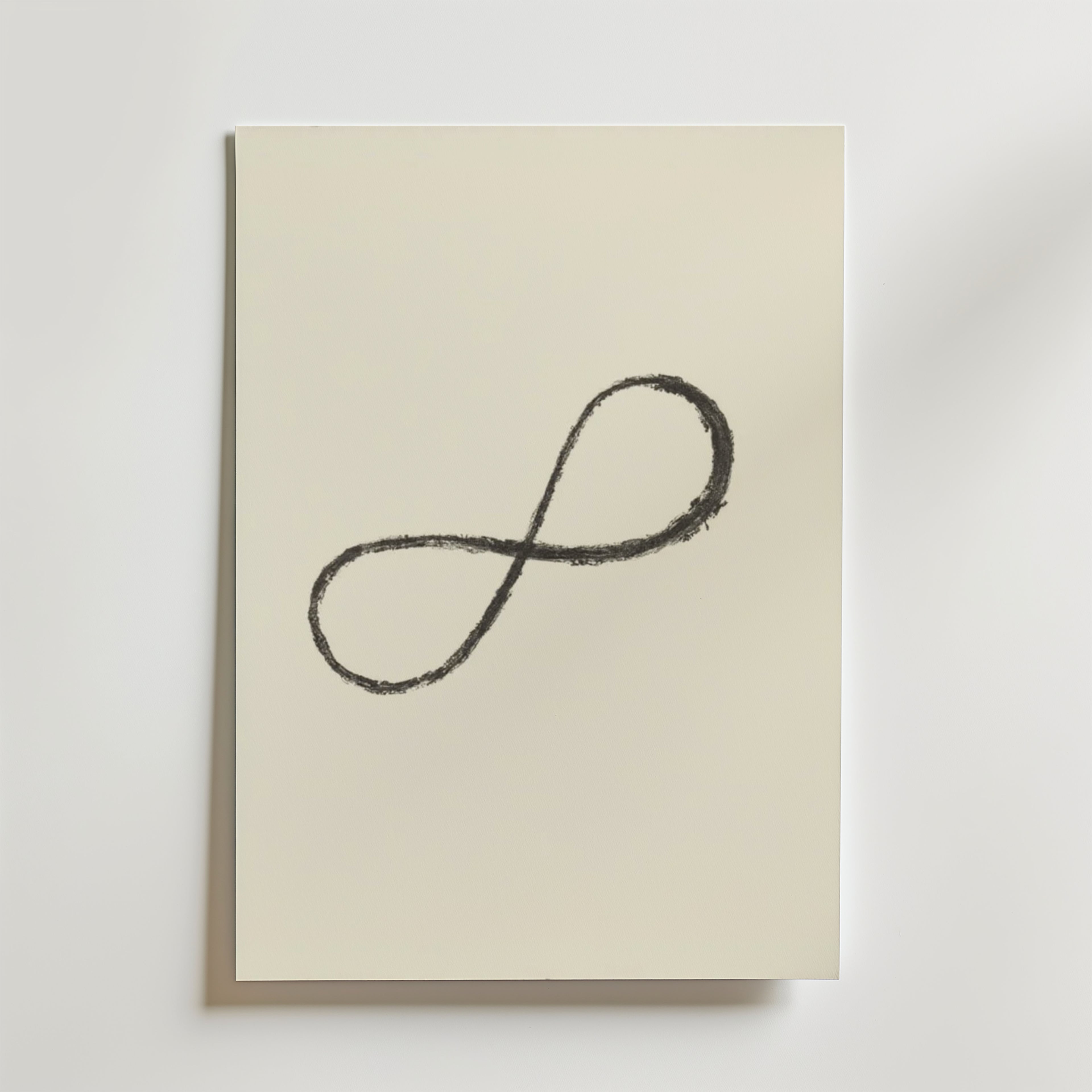 Bozetto Abstract Infinity Poster har en handritad svart infinity-symbol centrerad på vitt premiumpapper, mot en ljus matt bakgrund för en elegant, minimalistisk look.