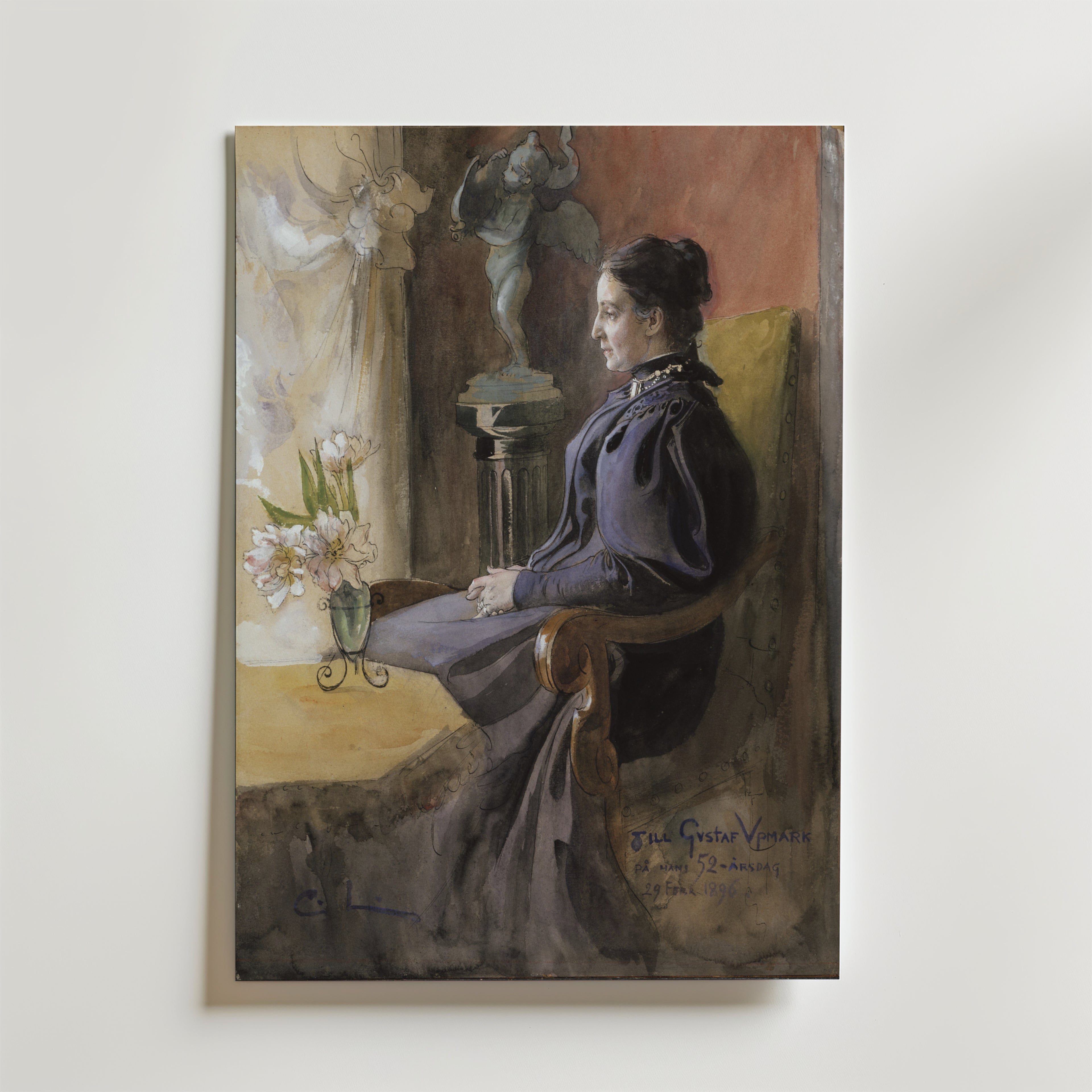 Carl Larsson Eva Upmark Poster by Bozetto föreställer en klassisk nordisk konstscen: en kvinna i viktoriansk klänning sitter vid ett fönster bland blommor, med en skulptur och en varmt tonad vägg bakom sig, som för tankarna till Carl Larssons lugna interiörer.