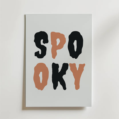 Spooky Vibes Poster från Bozetto har ordet "SPOOKY" i stora, vågiga, droppiga bokstäver - S, P, O och Y i svart, O och K i brunt - som sticker ut mot en vit bakgrund, perfekt för Halloween-inredning.