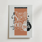 Bozetto Witching Words Poster har "HAPPY HALLOWEEN" och "I put a spell on you" i lekfulla typsnitt, stjärnor och en bubblande kittel på en persikofärgad bakgrund - perfekt för en magisk Halloween-visning.