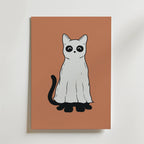 Bozetto's Ghost Cat Poster har en lekfull illustration av en katt i spökdräkt med svarta ögon på en enkel brun bakgrund - perfekt för att ge din Halloween-dekoration en höstlig charm.