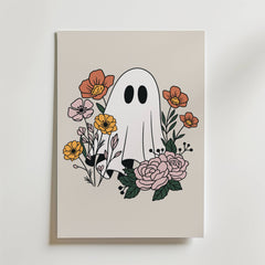 Bozetto Blooming Ghost Poster visar ett sött spöke med svarta ögonhål, draperat i vitt och omgivet av färgglada blommor på en ljusbeige bakgrund.