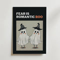 Bozetto "Haunted Love Poster" föreställer romantiska spöken i häxhattar som håller varandra i handen, med "FEAR IS ROMANTIC BOO" ovanför (BOO i orange), på en ljusgrå bakgrund med svart kant - perfekt för kuslig Halloween-dekor.