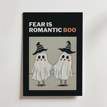 Bozetto "Haunted Love Poster" föreställer romantiska spöken i häxhattar som håller varandra i handen, med "FEAR IS ROMANTIC BOO" ovanför (BOO i orange), på en ljusgrå bakgrund med svart kant - perfekt för kuslig Halloween-dekor.