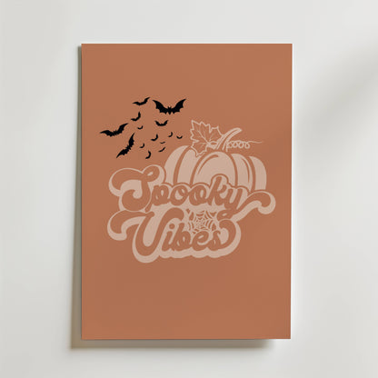 Autumn Spell Poster by Bozetto har en brun bakgrund med en pumpa, svarta fladdermöss, texten "Spooky Vibes" och ett spindelnät - perfekt för att fånga höstens mystik och sprida spöklika vibbar.