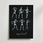 Bozetto Dancing Bones Poster visar sex vita skelett som dansar på en svart bakgrund, med "creep it real" i lekfull kursiv under, och blandar humor och kusliga vibbar perfekt för Halloween.