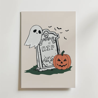 Bozetto Graveyard Whispers Poster föreställer en söt tecknad gravsten med "RIP", ett leende spöke, en utskuren pumpa och flygande fladdermöss på grönt gräs - perfekt för att ge din Halloween-dekoration charm och kusliga vibbar.