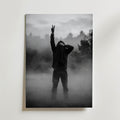 Fog Rebel Poster – person i dimma höjer fredstecken mot himlen