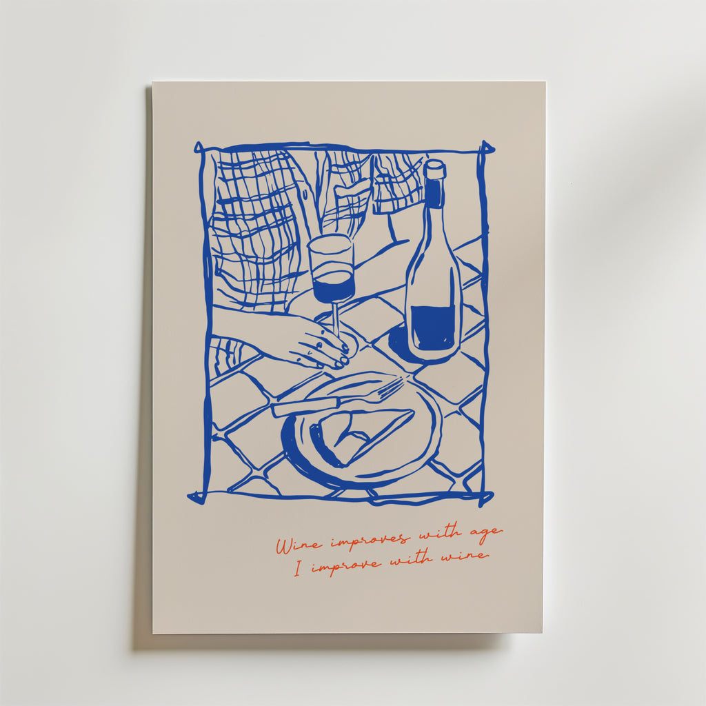Bozetto's Better With Wine Poster har en minimalistisk blå linjemotiv teckning av en hand som sträcker sig efter ost, ett vinglas och en flaska på ett rutigt bord. Nedanför står röd text: "Vin blir bättre med åldern. Jag blir bättre med vin.
