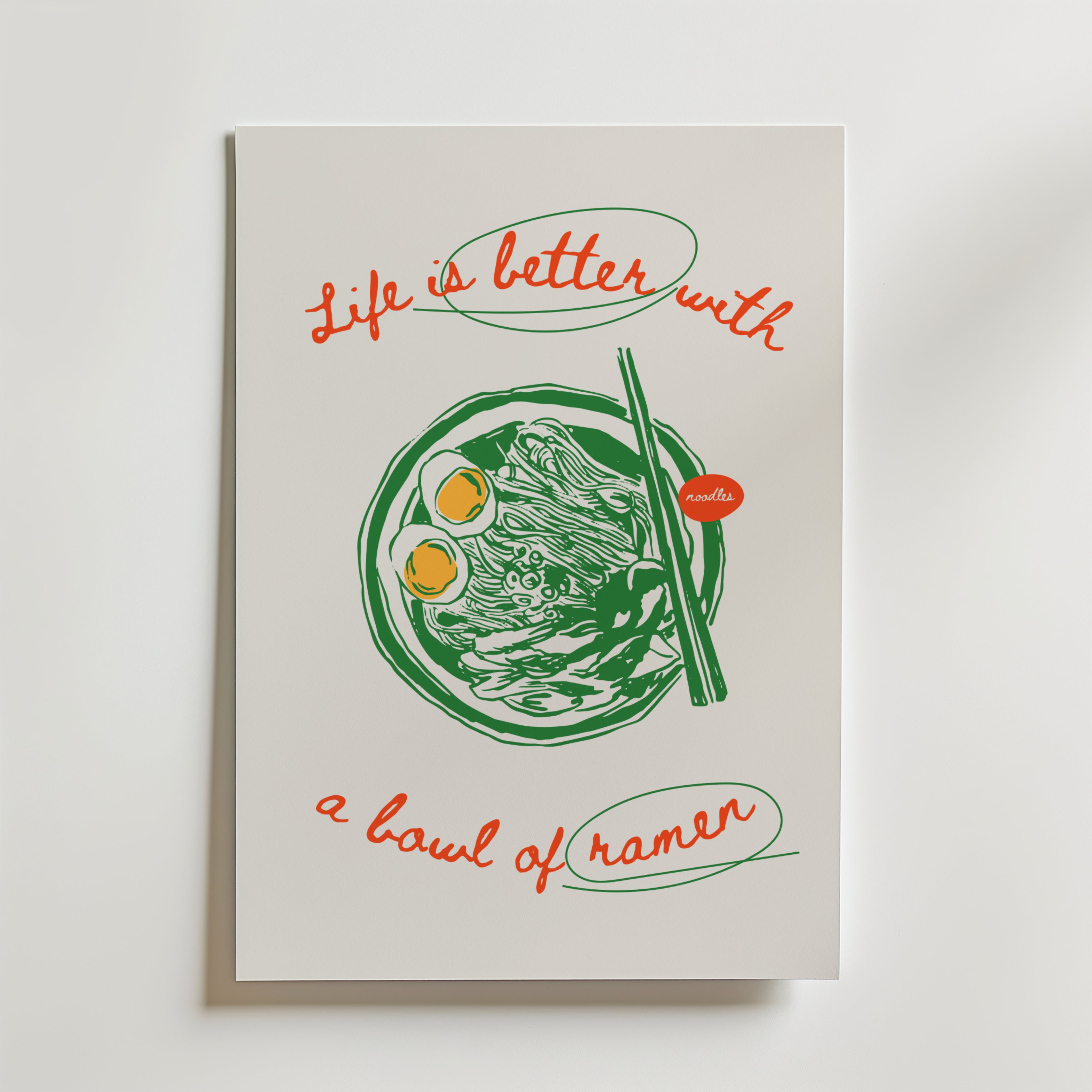 Postern Slurp Ramen And Smile från Bozetto visar en livlig ramenskål med ägg, nudlar och ätpinnar. Röd och grön text säger, Life is better with a bowl of ramen - en perfekt köksaffisch för alla matkonst fans.