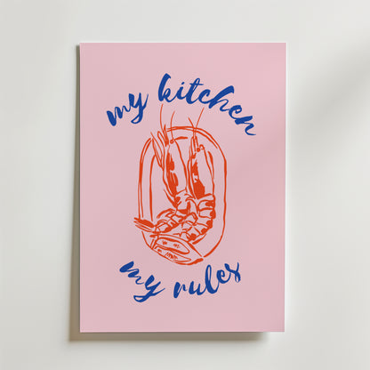 Bozetto My Kitchen My Rules Poster har en central röd räkillustration, omgiven av blå kursiv "my kitchen my rules" i rosa dekorstil, och är avbildad lutad mot en vit yta.