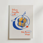 Postern Lemon Drops Poster by Bozetto föreställer en blå och gul illustrerad citron med röd handskriven text: "Där problem smälter som citrondroppar." Perfekt för dig som gillar unik, upplyftande inredning och handritade citroner.