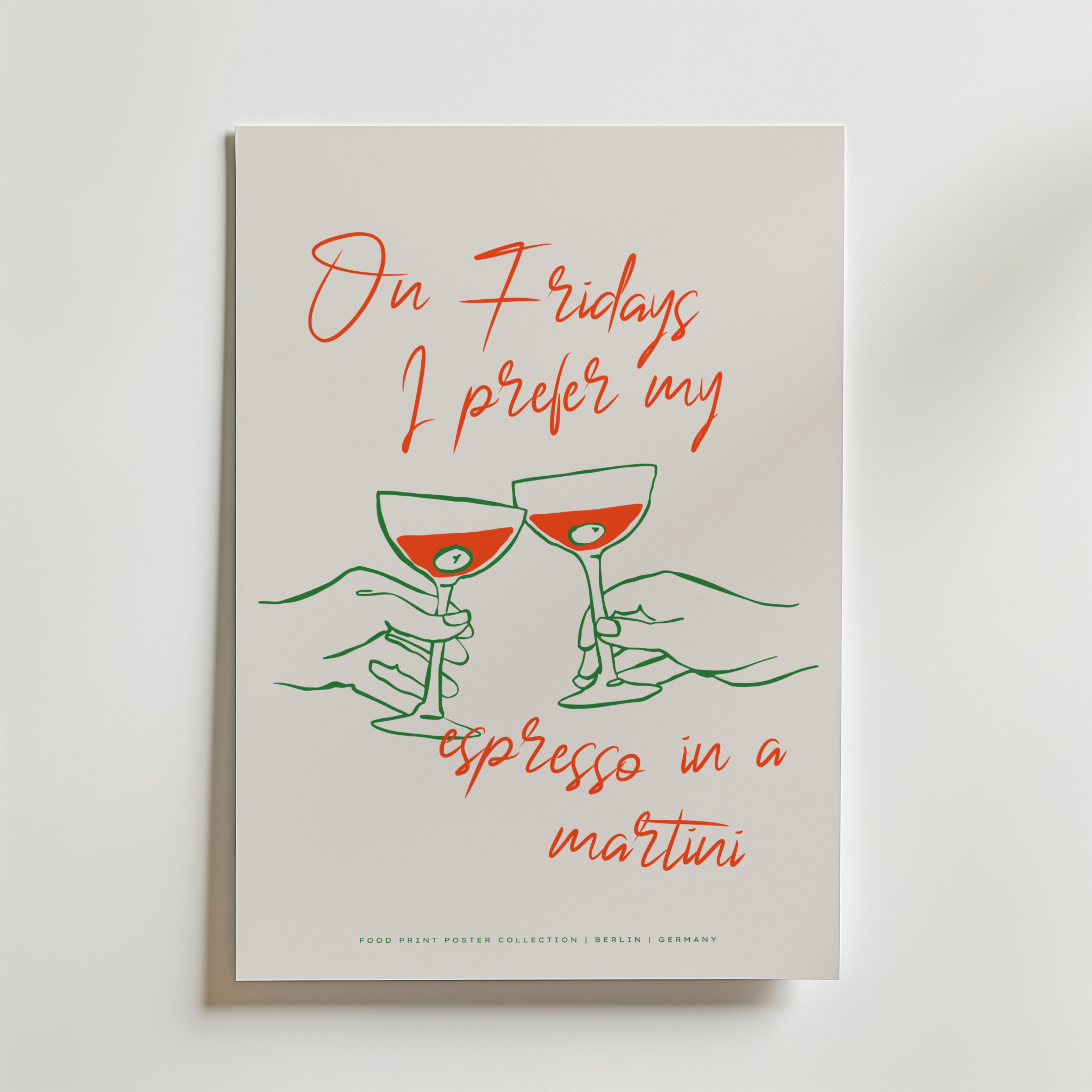 Affischen Friday Espresso Martini Poster från Bozetto visar två illustrerade händer som klirrar i espresso martini glas, med röda och gröna linjer på en vit bakgrund och texten: På fredagar föredrar jag min espresso i en martini.