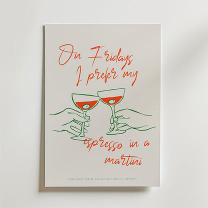 Affischen Friday Espresso Martini Poster från Bozetto visar två illustrerade händer som klirrar i espresso martini glas, med röda och gröna linjer på en vit bakgrund och texten: På fredagar föredrar jag min espresso i en martini.