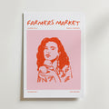 Peachy Mood Poster från Bozetto har en fet röd "Farmers Market"-text ovanpå en röd linjeteckning i pop art-stil av en kvinna med äpplen på rosa, plus "Berlin, Germany", "Modern Art" och "Art Gallery".