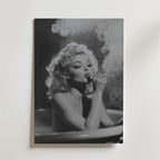 Svartvitt foto av en kvinna med lockigt blont hår i ett badkar, rökande, med virvlande rök och dramatisk ljussättning. Perfekt som Bozetto's Smoking Elegance Poster, tryckt på premiumpapper med lyxigt matt yta.