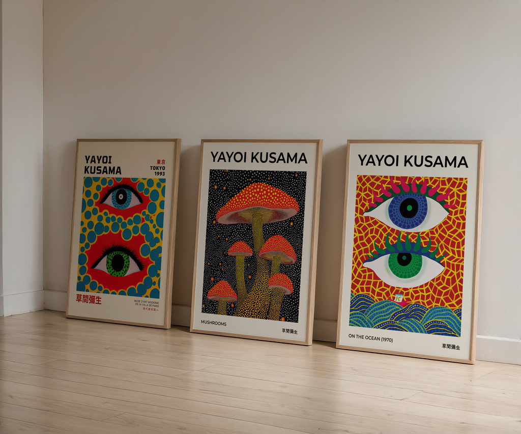 Bozetto Bundle 3-pack Yayoi Kusama No. 1 består av tre inramade posters med livfulla ögonmotiv och röda svampar på prickiga bakgrunder, perfekt som ett modernt samtidskonst posterbundle för ditt rum.