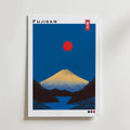 Bozetto Fujisan Japanese Poster föreställer Mount Fuji under en röd sol på en djupblå himmel, med snöiga toppar och texten "Fujisan" längst upp till vänster - en minimalistisk scen av naturlig skönhet.