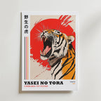 Bozetto Japanese Tiger Poster har djärva orange och svarta ränder framför en röd solstråle, med japansk kalligrafi till vänster och "YASEI NO TORA, CHIKARA TO YUUKI, TOKYO 1988" nedanför, som fångar japansk symbolik.