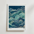Kinkou Poster by Bozetto har stiliserade blå och teal havsvågor med guldaccenter, "KINKOU" text och japanska tecken - perfekt för marin inredning och inspirerad av japansk konst.