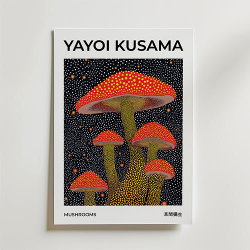 Bozetto Yayoi Kusama Mushrooms Poster visar Kusamas röda svampar med gula prickar på en svart, färgstark prickig bakgrund, tryckt på FSC-certifierat premiumpapper för en högkvalitativ finish. Titeln visas längst ner.