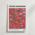 Bozetto Yayoi Kusama Eyes Flying In The Sky Poster föreställer stiliserade ögon på en röd prickig bakgrund, tryckt på FSC-certifierat premiumpapper med konstnärens namn och detaljer om konstverket ovan och under bilden.