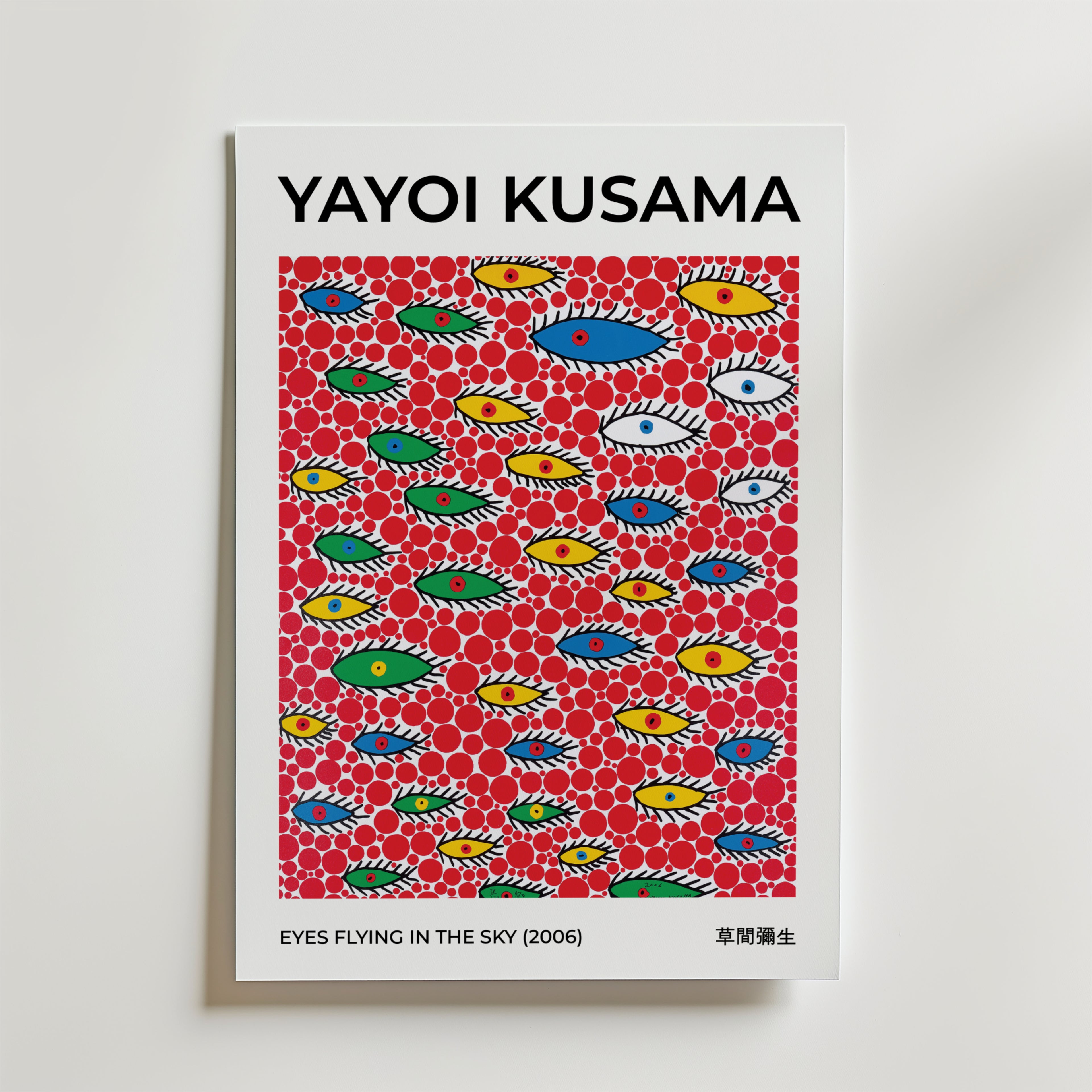 Bozetto Yayoi Kusama Eyes Flying In The Sky Poster föreställer stiliserade ögon på en röd prickig bakgrund, tryckt på FSC-certifierat premiumpapper med konstnärens namn och detaljer om konstverket ovan och under bilden.