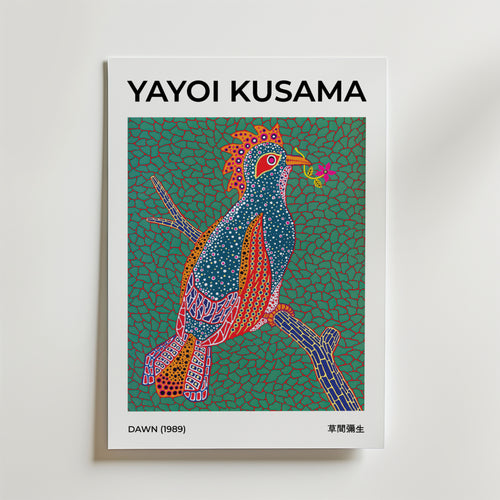 Bozetto Yayoi Kusama Dawn 1989 Poster har Kusamas namn, en färgstark fågel på en gren och en grön mosaikbakgrund. Tryckt på FSC-certifierat premiumpapper med en lyxig matt finish. "DAWN (1989)" och japansk text visas nedan.