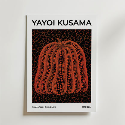 Yayoi Kusama Shanghai Pumpkin Poster by Bozetto har en svart bakgrund med Kusamas karaktäristiska orange prickiga pumpa. Tryckt på FSC-certifierat premiumpapper för en högkvalitativ finish.