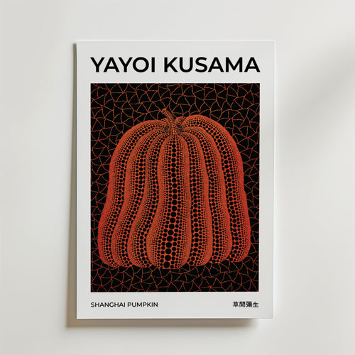 Yayoi Kusama Shanghai Pumpkin Poster by Bozetto har en svart bakgrund med Kusamas karaktäristiska orange prickiga pumpa. Tryckt på FSC-certifierat premiumpapper för en högkvalitativ finish.