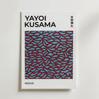Bozetto Yayoi Kusama Red Weave Poster visar abstrakta röda och svarta vågiga linjer på en blå bakgrund med japansk text och "WEAVE" längst ner, tryckt på FSC-certifierat premiumpapper för en högkvalitativ finish.