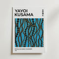 Bozetto Yayoi Kusama Summer Petals Poster har fet text, japanska tecken och abstrakta svarta vågiga linjer med guldprickar på blå botten. Tryckt på FSC-certifierat premiumpapper för en högkvalitativ finish.