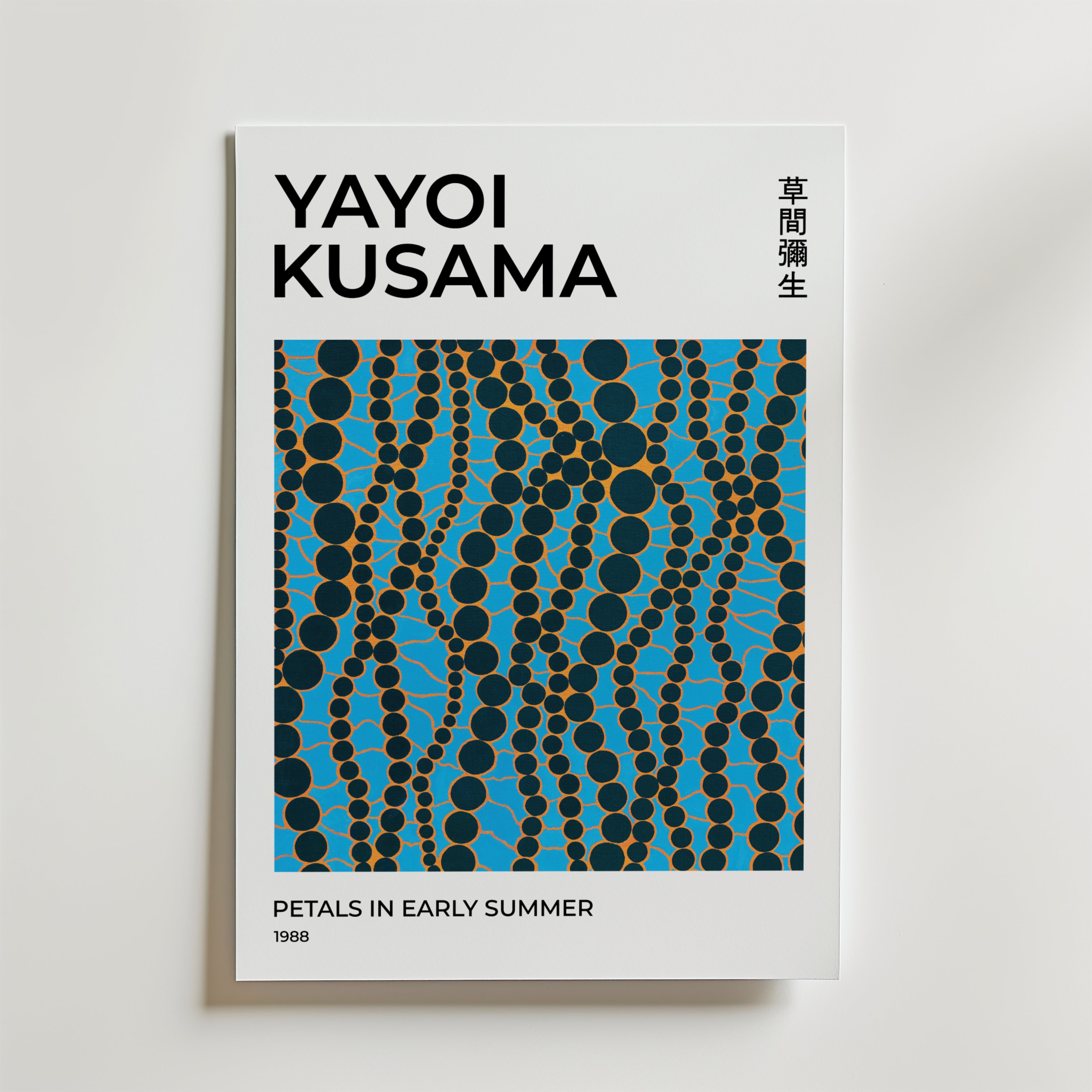 Bozetto Yayoi Kusama Summer Petals Poster har fet text, japanska tecken och abstrakta svarta vågiga linjer med guldprickar på blå botten. Tryckt på FSC-certifierat premiumpapper för en högkvalitativ finish.