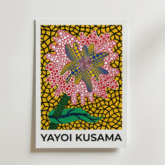Bozetto Yayoi Kusama Yellow Garden Poster visar en stor abstrakt blomma med prickiga röda, gula, gröna och blå mönster på en geometrisk gul och svart bakgrund. Tryckt på FSC-certifierat premiumpapper för högkvalitativ finish.
