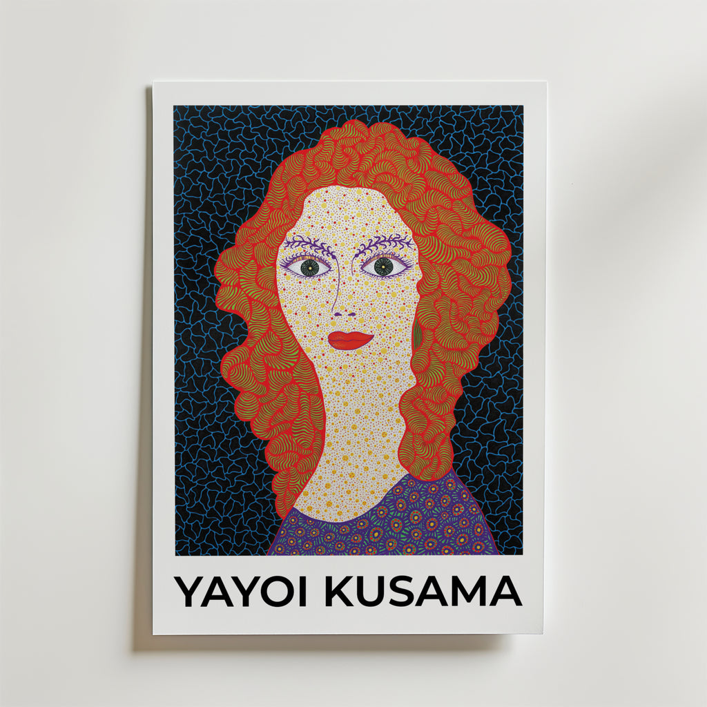 Yayoi Kusama Electric Face Poster från Bozetto visar stiliserad konst av en kvinna med lockigt orange hår och ett prickigt ansikte på en mörk bakgrund. Tryckt på FSC-certifierat premiumpapper med högkvalitativ finish; "YAYOI KUSAMA" visas i fet stil.