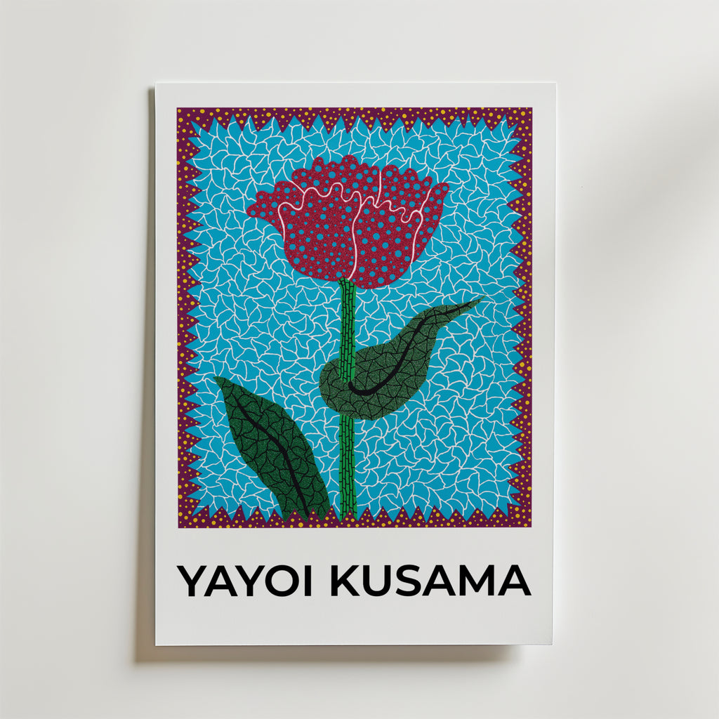 Yayoi Kusama Flower Pulse Poster by Bozetto har en stiliserad röd blomma med gröna blad på en blåmönstrad bakgrund, röd punktkant och fet "YAYOI KUSAMA" text på FSC-certifierat premiumpapper.