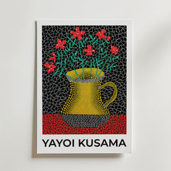 Bozetto Yayoi Kusama Petal Rhythm Poster föreställer en gul vas med röda blommor mot en svartprickig bakgrund och röd yta, tryckt på FSC-certifierat premiumpapper med lyxigt matt yta. "Yayoi Kusama" är fetstilt tryckt längst ner.