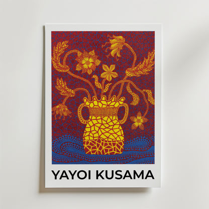 Bozetto Yayoi Kusama Bloom Mosaic Poster föreställer en stiliserad gul vas med abstrakta gula blommor på en röd och blå mönstrad bakgrund, fet "Yayoi Kusama" text och är tryckt på FSC-certifierat premiumpapper med lyxigt matt yta.