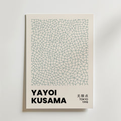 Bozetto Yayoi Kusama Infinity Web Poster visar ett abstrakt sammankopplat geometriskt mönster i ljusgrått, tryckt på FSC-certifierat premiumpapper för en högkvalitativ finish. "Yayoi Kusama" är fetmarkerat, med japanska, Tokyo och 1998 nere till höger.