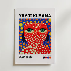 Yayoi Kusama Dots Poster från Bozetto visar ett stiliserat ansikte med stora gröna ögon och rödgula prickar på en livfull bakgrund. Postern är tryckt på FSC-certifierat premiumpapper och har engelsk och japansk text för en högkvalitativ finish.