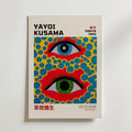 Yayoi Kusama Eye Poster från Bozetto föreställer två stiliserade ögon och färgglada prickar, med "Yayoi Kusama, Tokyo 1993" och japansk text, tryckt på FSC-certifierat premiumpapper för en levande finish av hög kvalitet.