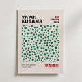 Bozetto Yayoi Kusama Belros Poster har gröna prickar på vit botten, trespråkig text (engelska, japanska, franska) och är tryckt på FSC-certifierat premiumpapper med en lyxigt matt yta för en riktigt högkvalitativ finish.