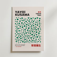 Bozetto Yayoi Kusama Belros Poster har gröna prickar på vit botten, trespråkig text (engelska, japanska, franska) och är tryckt på FSC-certifierat premiumpapper med en lyxigt matt yta för en riktigt högkvalitativ finish.