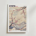 Kyoto Blossom Wave Poster by Bozetto har "KYOTO JAPAN" upptill, grenar av körsbärsblommor, abstrakta vågor och en subtil beige bakgrund. "CHERRY BLOSSOM" visas längst ner till höger. Mjuka pasteller - perfekt för Kyoto-inspirerad inredning.